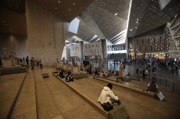 Жобаның ауқымы таңқаларлықтай. Кешеннің жалпы ауданы шамамен 500 мың шаршы метрді құрайды. Бұл іс жүзінде тұтас қаланың көлеміне тең.Суретте: Гиза қаласындағы Үлкен Мысыр музейіне келушілер. 2025 жылдың 4 қарашасы. - Sputnik Қазақстан