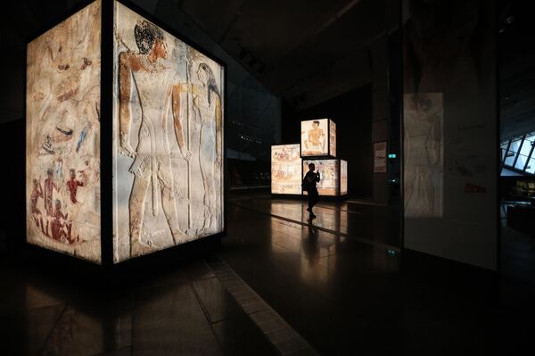 Бұл алып құрылымды салуға жиырма жылға жуық уақыт кетті. Көрме ежелгі Мысыр тарихының жеті мыңжылдығын қамтиды.Суретте: Гизадағы Үлкен Мысыр музейіндегі экспонаттар. - Sputnik Қазақстан