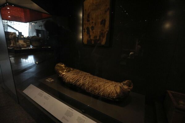 Открытие музея власти страны называли подарком Египта всему миру.На фото: экспонаты в Большом египетском музее в Гизе. - Sputnik Казахстан