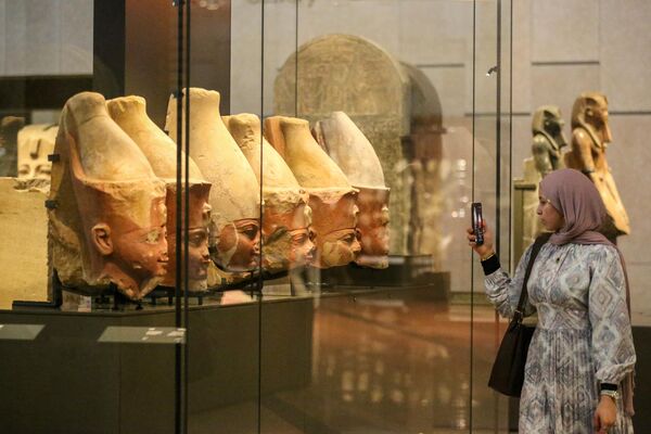 Коллекция Большого Египетского музея насчитывает более ста тысяч артефактов. В то время как в Лувре, к примеру, их всего 35 тысяч экспонатов.На фото: официальное открытие египетского музея в Гизе.  - Sputnik Казахстан