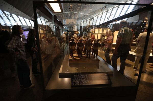 Музейд 12 үлкен көрме залы бар. Келушілер музейде уақытты кері қайтарып, тарихқа саяхаттап бара жатқандай сезімде болады.Суретте: Келушілер Үлкен Мысыр музейінің экспонаттарын тамашалап жатыр. - Sputnik Қазақстан