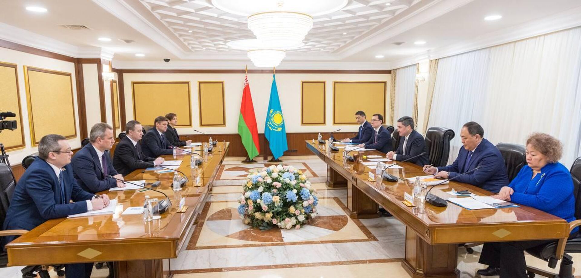 Премьер-министр Беларуси Александр Турчин и премьер-министр Казахстана Олжас Бектенов провели переговоры и подписали ряд документов Премьер-министр Беларуси Александр Турчин и премьер-министр Казахстана Олжас Бектенов провели переговоры и подписали ряд документов - Sputnik Казахстан, 1920, 05.11.2025