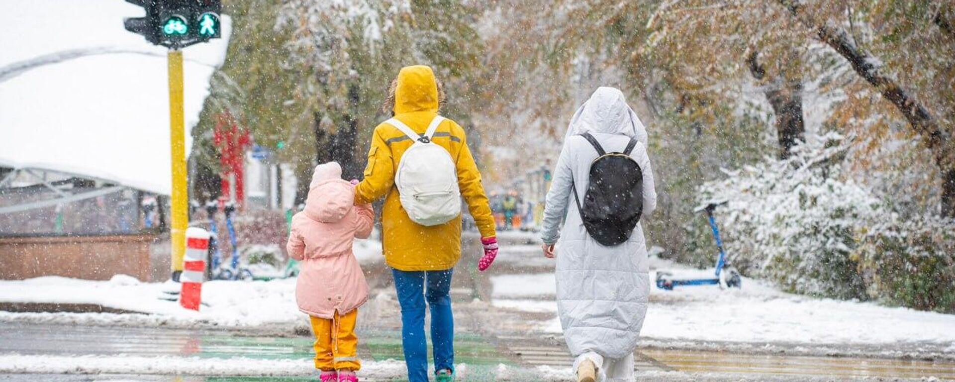 В Алматы выпал первый снег - Sputnik Қазақстан, 1920, 07.12.2025