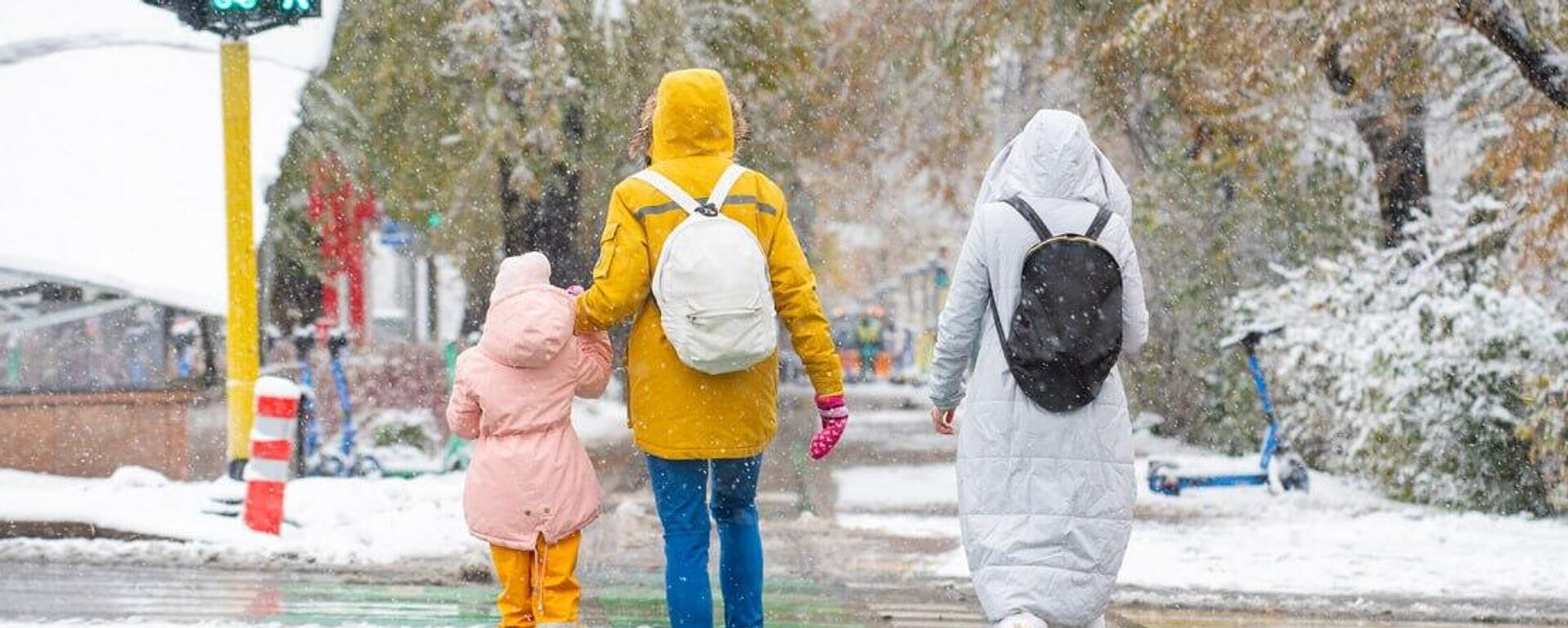 В Алматы выпал первый снег - Sputnik Қазақстан, 1920, 07.12.2025