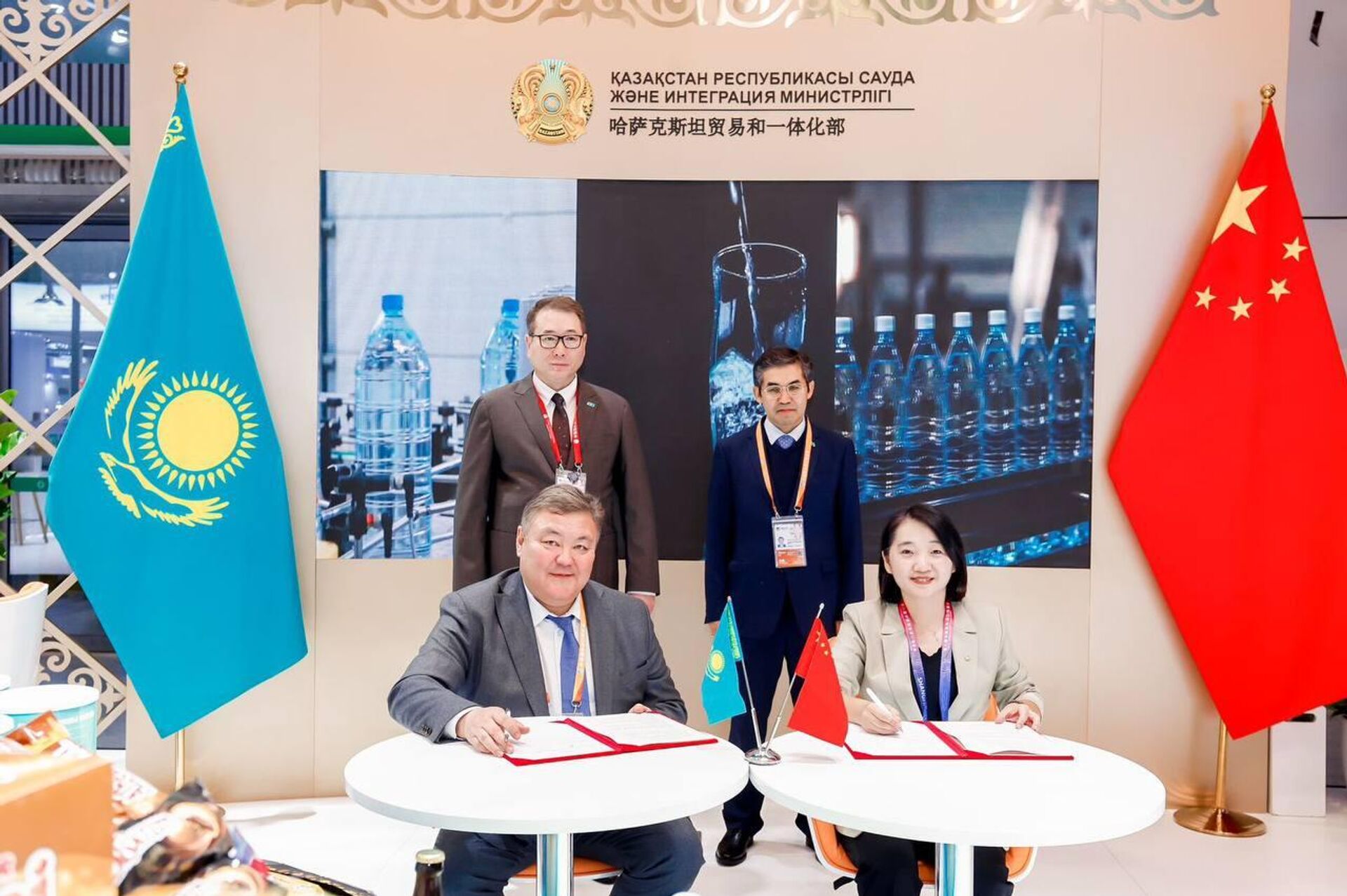 Казахстан представил продукцию на Шанхайской международной выставке импортных товаров Казахстан представил продукцию на Шанхайской международной выставке импортных товаров - Sputnik Казахстан, 1920, 06.11.2025