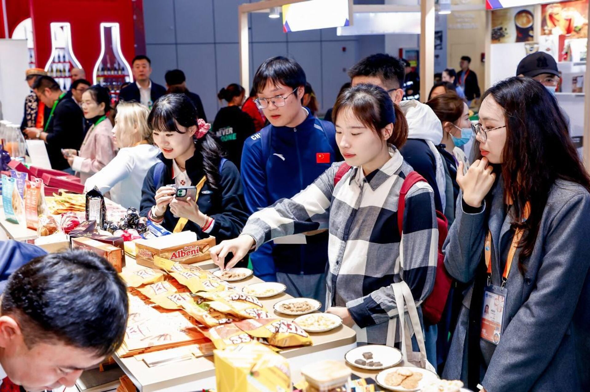 Казахстан представил продукцию на Шанхайской международной выставке импортных товаров Казахстан представил продукцию на Шанхайской международной выставке импортных товаров - Sputnik Казахстан, 1920, 06.11.2025