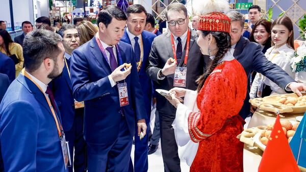Казахстан представил продукцию на Шанхайской международной выставке импортных товаров  - Sputnik Казахстан