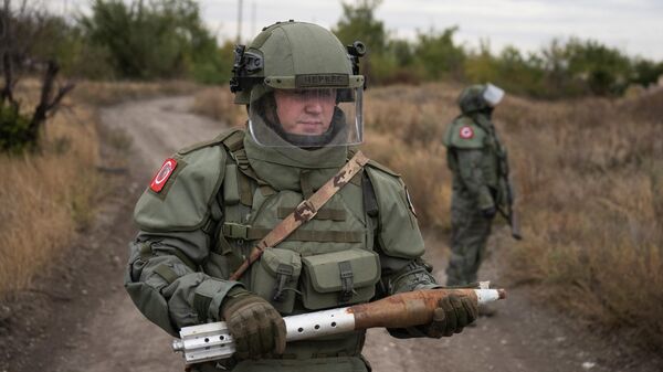 Разминирование освобожденных территорий ДНР саперами группировки войск Центр - Sputnik Казахстан