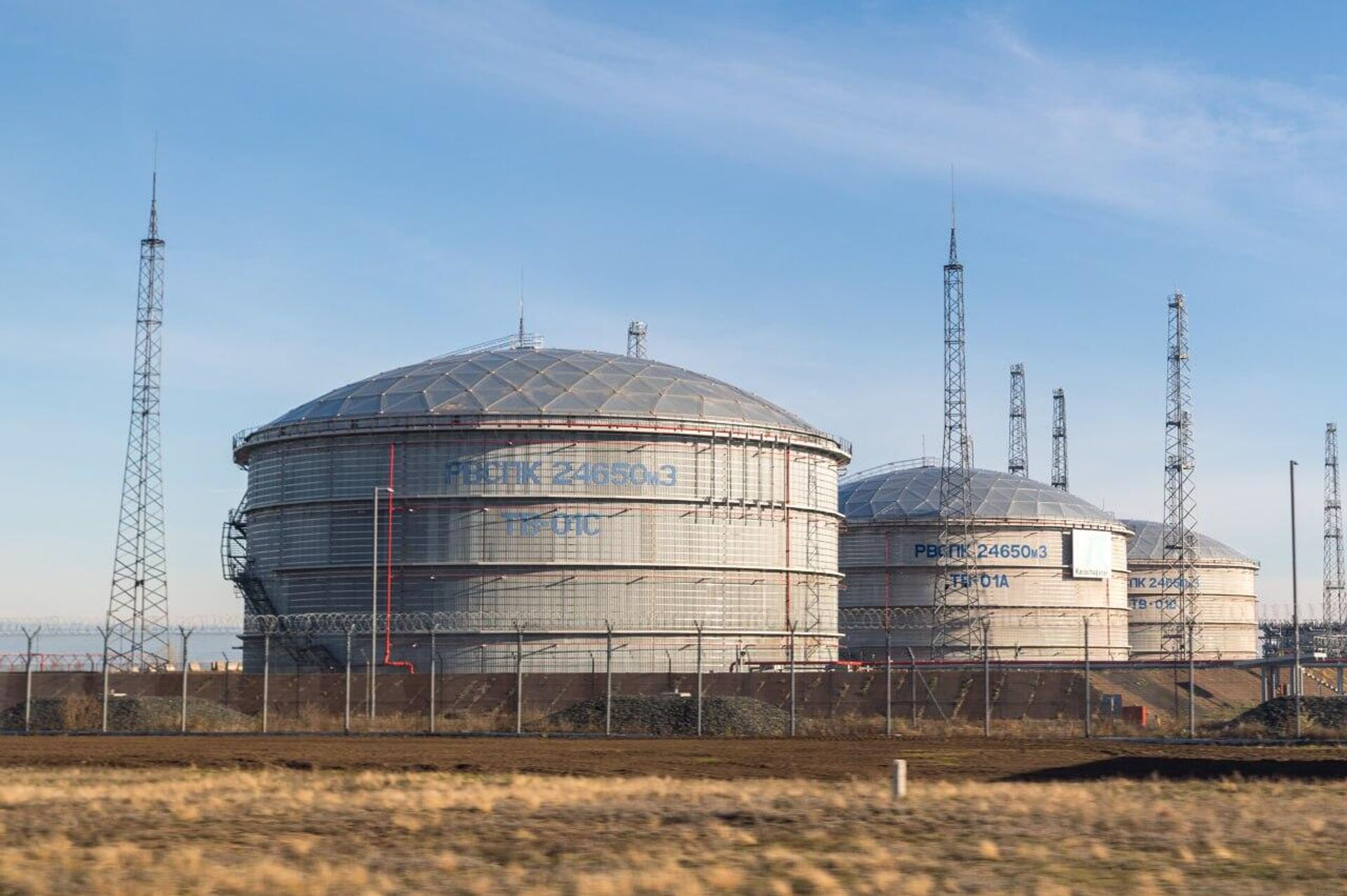 Премьер Казахстана Олжас Бектенов посетил Карачаганакское нефтегазоконденсатное и Чинаревское месторождения в Западно-Казахстанской области  - Sputnik Казахстан, 1920, 06.11.2025