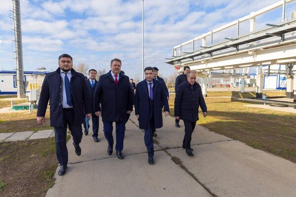 Премьер Казахстана Олжас Бектенов посетил Карачаганакское нефтегазоконденсатное и Чинаревское месторождения в Западно-Казахстанской области  - Sputnik Казахстан