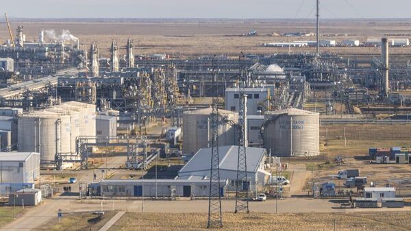 Премьер Казахстана Олжас Бектенов посетил Карачаганакское нефтегазоконденсатное и Чинаревское месторождения в Западно-Казахстанской области  - Sputnik Казахстан