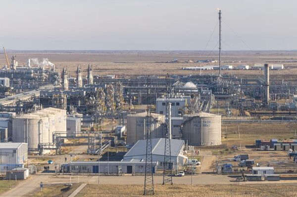 Премьер Казахстана Олжас Бектенов посетил Карачаганакское нефтегазоконденсатное и Чинаревское месторождения в Западно-Казахстанской области  - Sputnik Казахстан