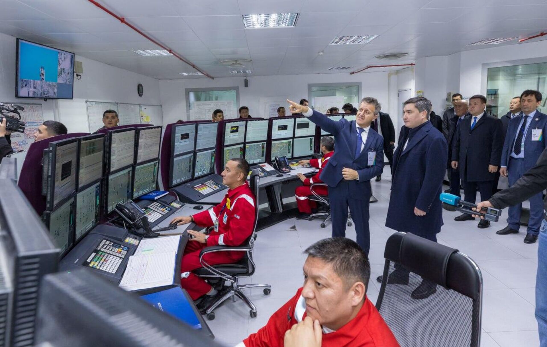 Премьер Казахстана Олжас Бектенов посетил Карачаганакское нефтегазоконденсатное и Чинаревское месторождения в Западно-Казахстанской области  - Sputnik Казахстан, 1920, 06.11.2025