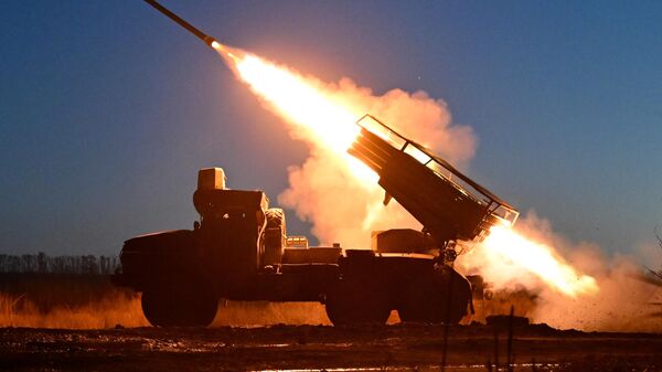 Боевая работа РСЗО Град группировки войск Центр в зоне СВО, архивное фото - Sputnik Казахстан