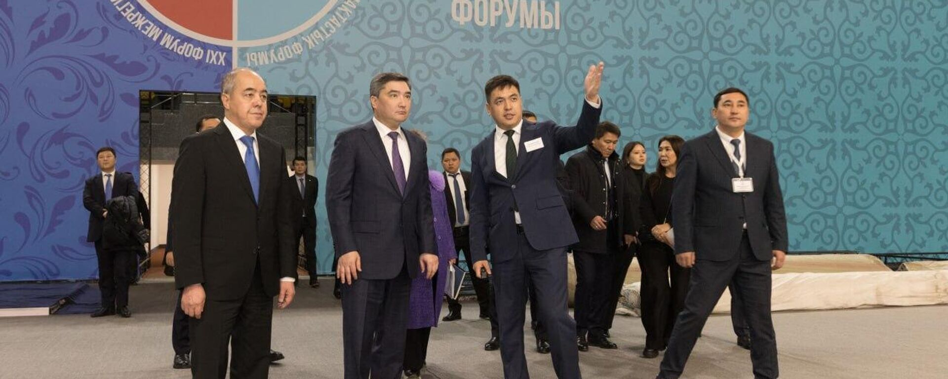 Премьер Казахстана Олжас Бектенов ознакомился с ходом подготовки к XXI Форуму межрегионального сотрудничества Казахстана и России - Sputnik Казахстан, 1920, 06.11.2025