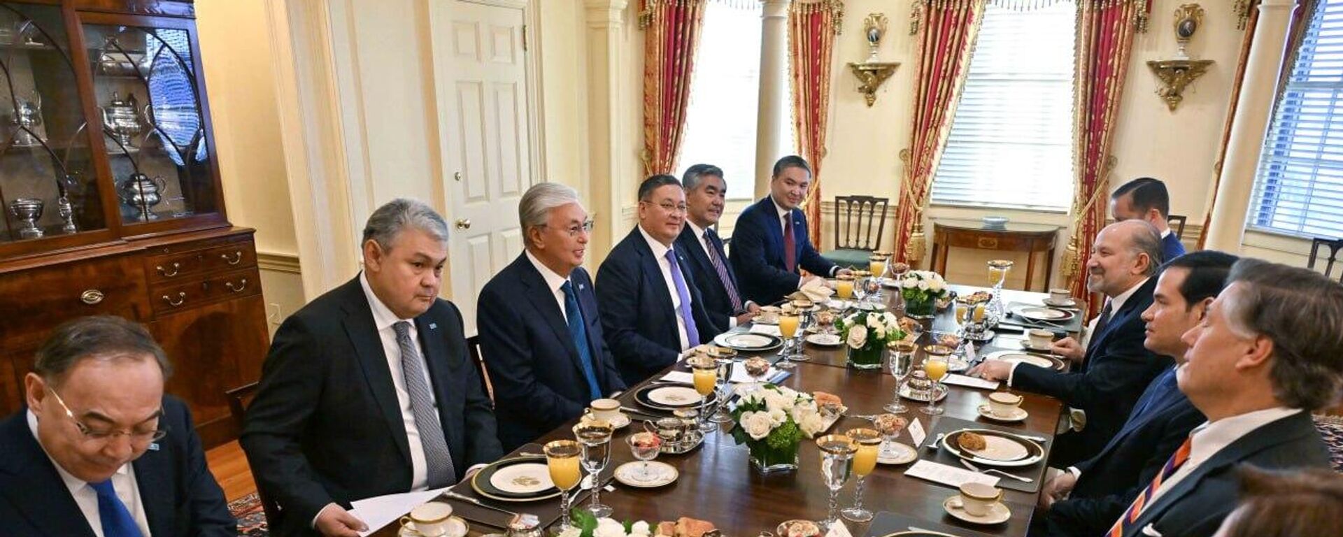 Қасым-Жомарт Тоқаев АҚШ мемлекеттік хатшысы Марк Рубиомен, сауда министрі Говард Латникпен, сондай-ақ АҚШ президентінің Оңтүстік және Орталық Азиядағы арнайы өкілі Серджио Гормен кездесті - Sputnik Қазақстан, 1920, 06.11.2025