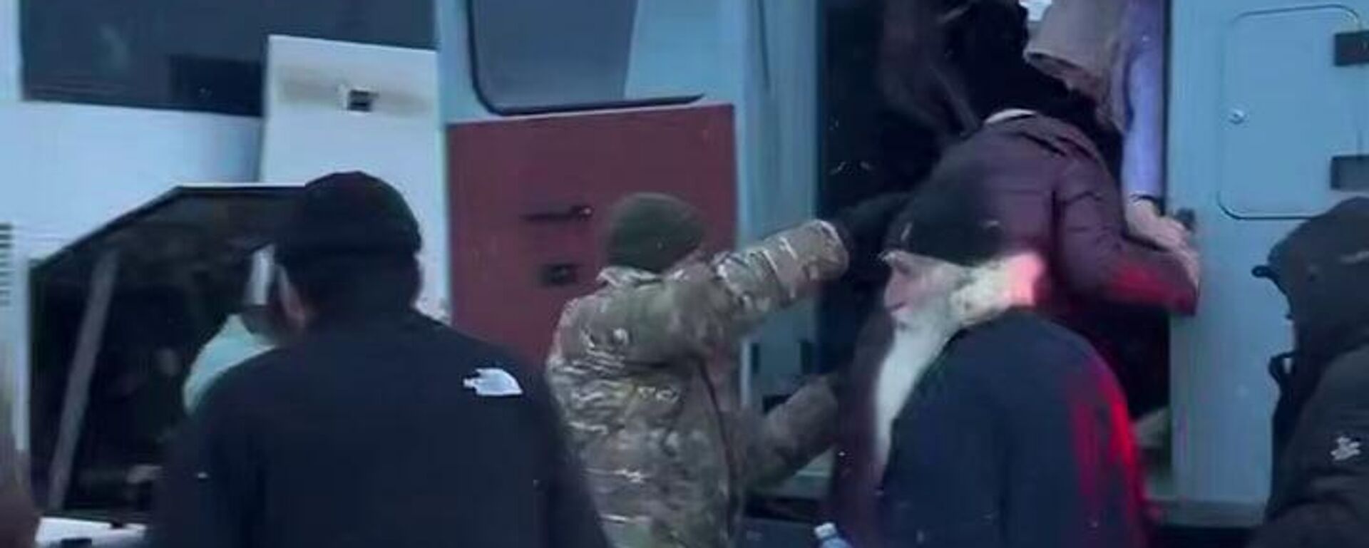 Ақмола облысындағы тас жолда бұзылған автобустан 50-ден астам шетелдік азамат эвакуацияланды - Sputnik Қазақстан, 1920, 07.11.2025