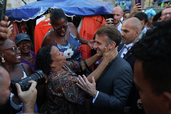 Президент Франции Эммануэль Макрон общается с местными жителями во время визита в район Пелоуриньо в Салвадоре, штат Баия, Бразилия. - Sputnik Казахстан