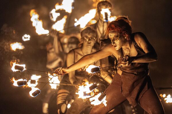 Артисты на огненном фестивале Самуинн в Калтон-Хилл, Шотландия. - Sputnik Казахстан