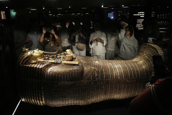 Люди осматривают саркофаг фараона Тутанхамона во второй день после официального открытия Большого Египетского музея в Гизе, Египет. - Sputnik Казахстан