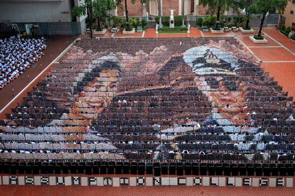 Живая мозаика в знак скорби по покойному Королю Пхумипону Адульядету и покойной Королеве Сирикит, Бангкок, Таиланд. - Sputnik Казахстан