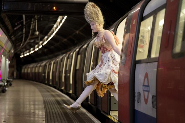 Показ мод на станции метро Charing Cross в Лондоне,  Великобритания.  - Sputnik Казахстан