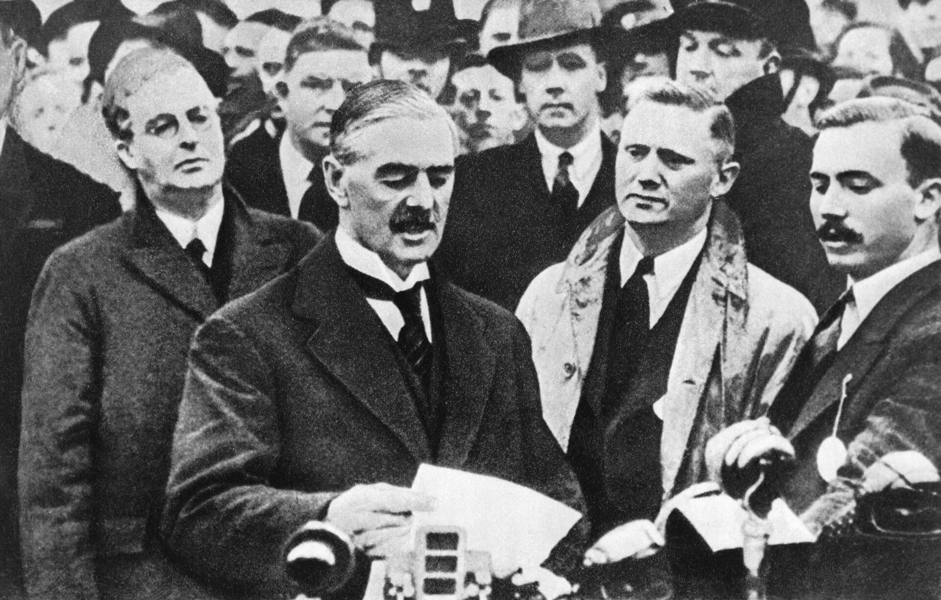 Премьер-министр Великобритании Невилл Чемберлен - Sputnik Казахстан, 1920, 08.11.2025
