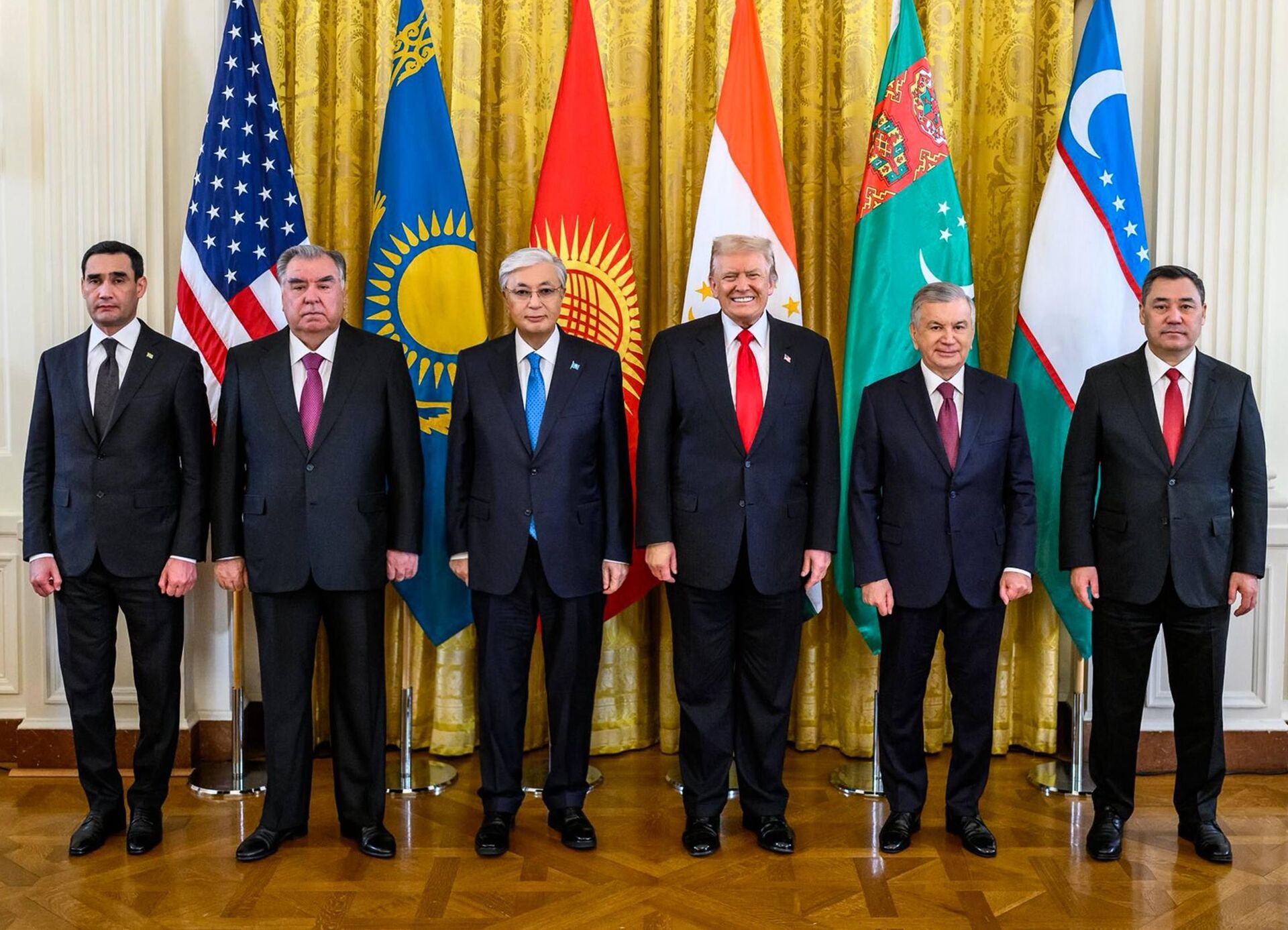 Совместное фото лидеров стран Центральной Азии и Президента США  - Sputnik Казахстан, 1920, 08.11.2025