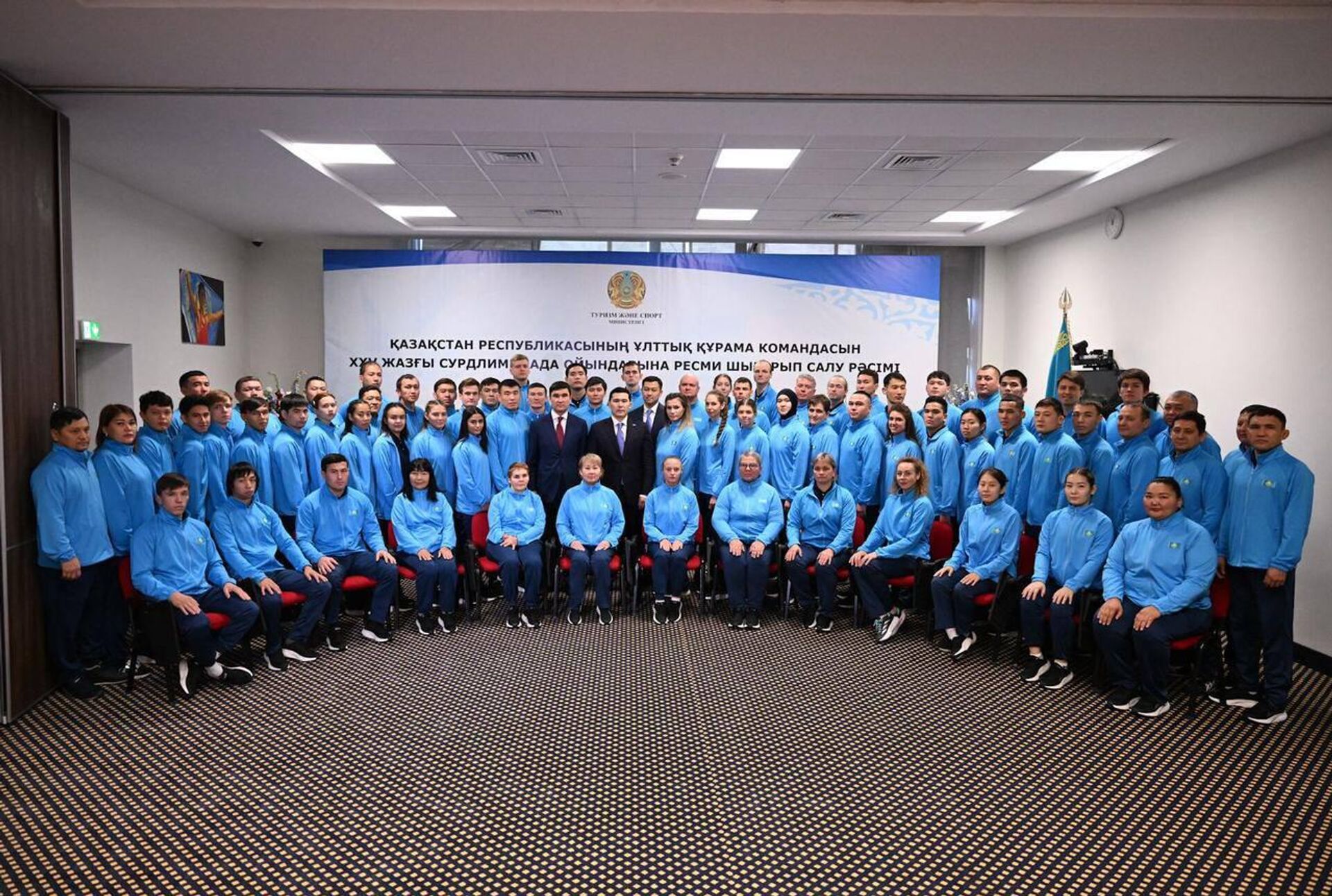  Государственный флаг Казахстана вручили национальной сборной в преддверии XXV Сурдлимпийских игр - Sputnik Казахстан, 1920, 08.11.2025