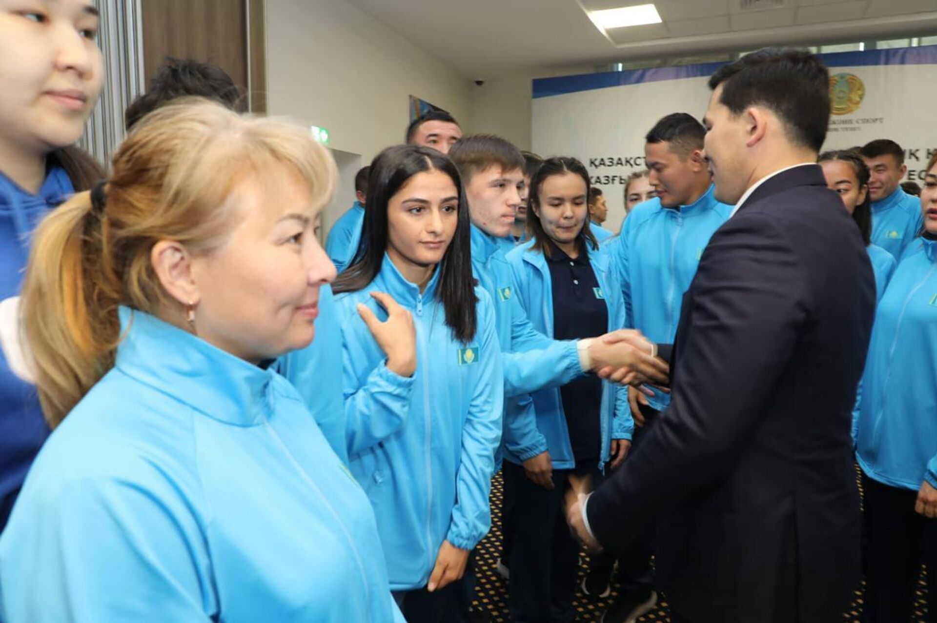  Государственный флаг Казахстана вручили национальной сборной в преддверии XXV Сурдлимпийских игр - Sputnik Казахстан, 1920, 08.11.2025