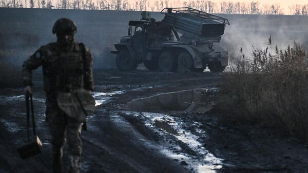 Боевая работа РСЗО Град группировки войск Центр в зоне СВО - Sputnik Казахстан