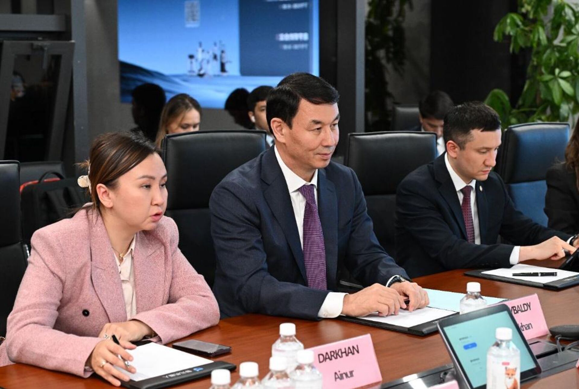 Аким Алматы Дархан Сатыбалды встретился с сооснователем компании AgiBot в Шанхае - Sputnik Казахстан, 1920, 08.11.2025