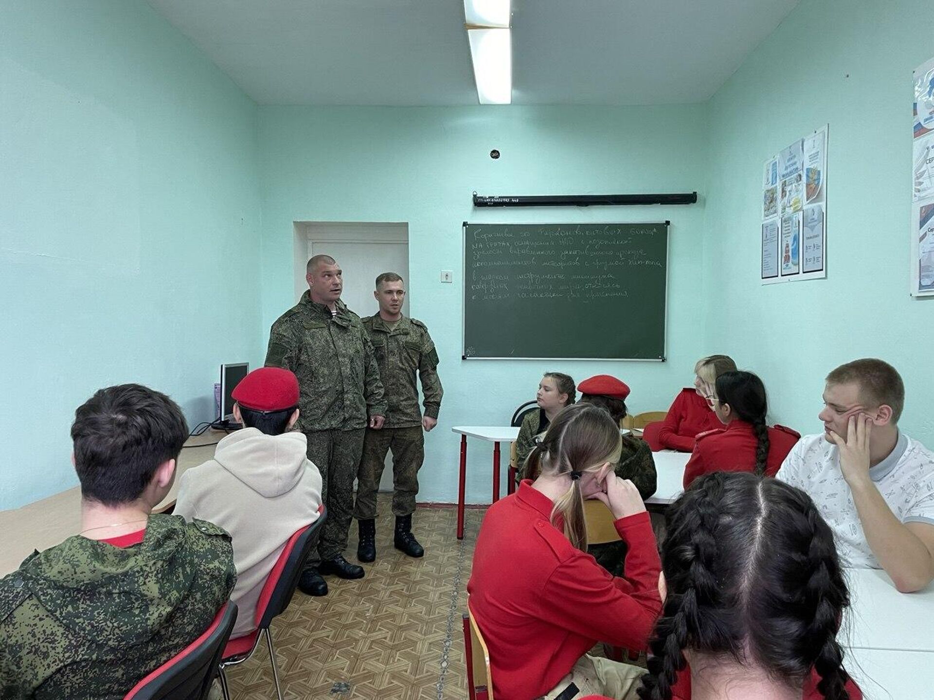 Участники СВО провели урок мужества для юнармейцев и школьников в Ростовской области - Sputnik Казахстан, 1920, 08.11.2025