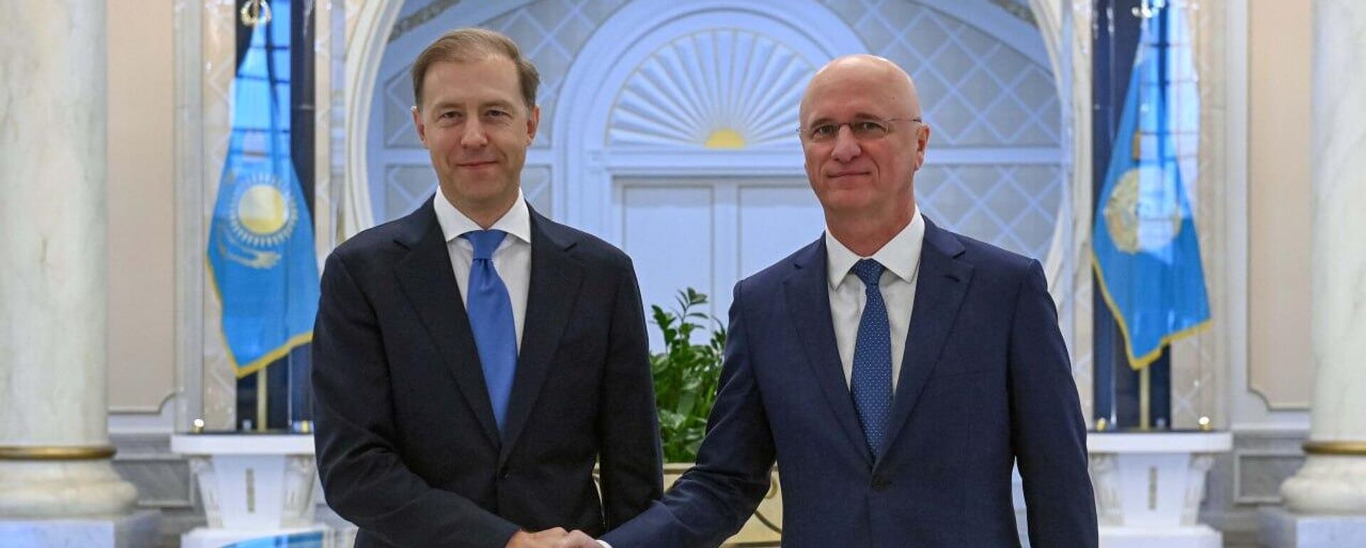 Первый вице-премьер России Денис Мантуров и первый вице-премьер Казахстана Роман Скляр в Астане - Sputnik Казахстан, 1920, 10.11.2025
