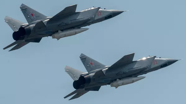 Многоцелевые истребители МиГ-31 с гиперзвуковыми ракетами Кинжал - Sputnik Казахстан