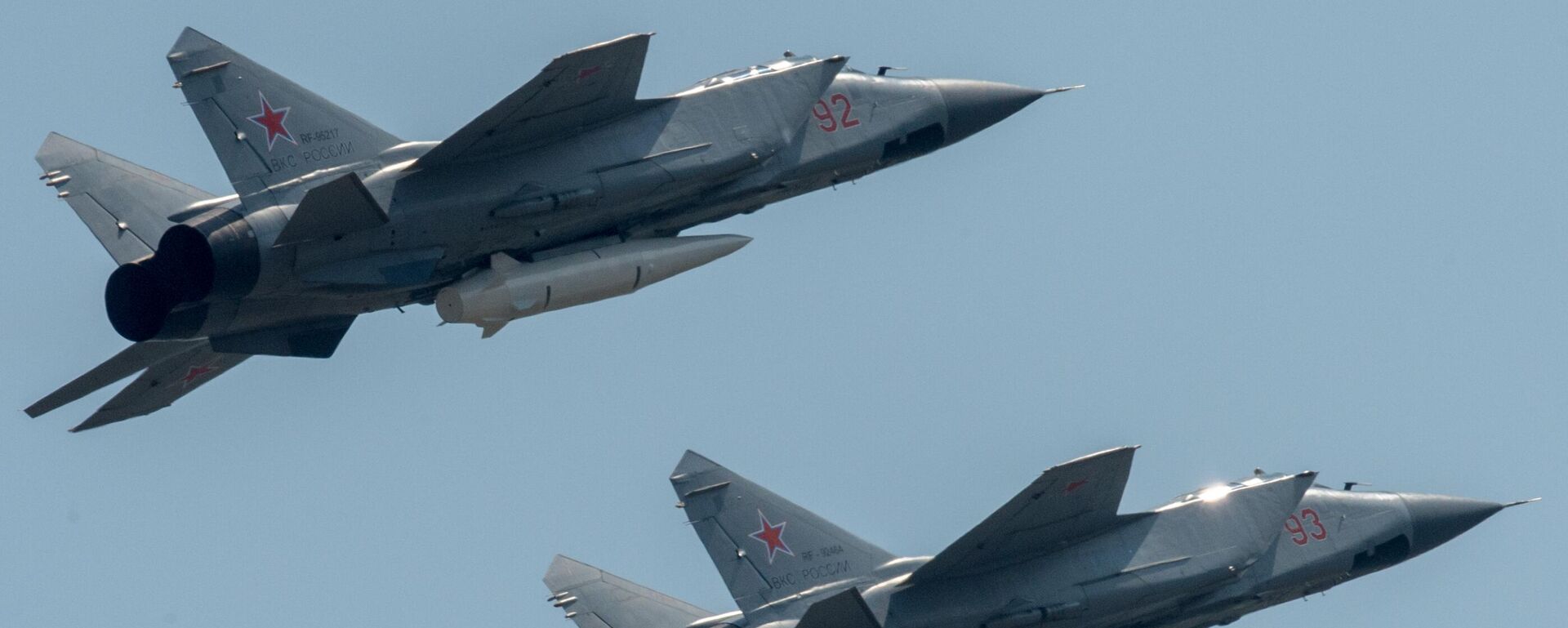 Многоцелевые истребители МиГ-31 с гиперзвуковыми ракетами Кинжал - Sputnik Казахстан, 1920, 11.11.2025