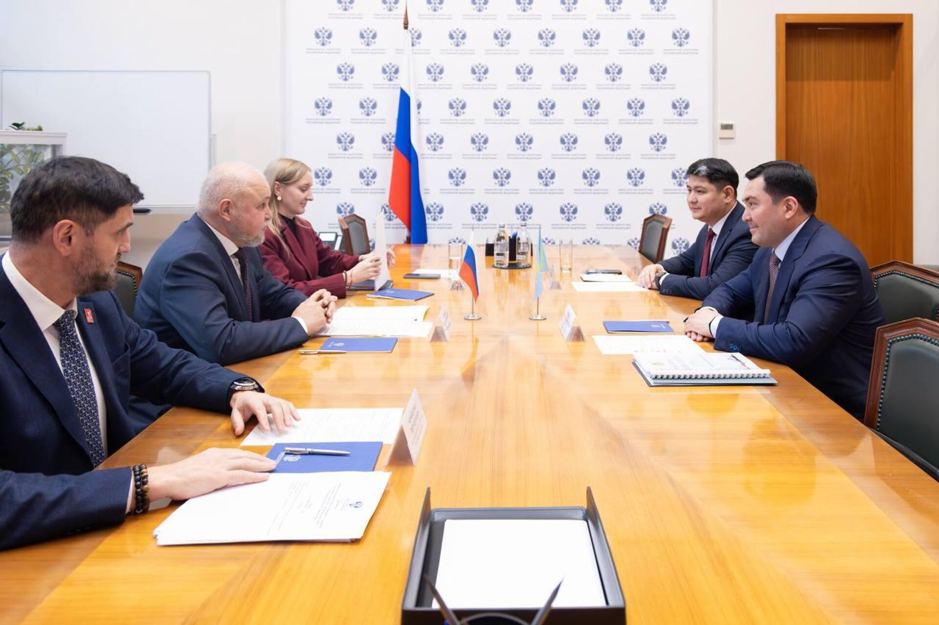 Встреча министра энергетики России Сергея Цивилева и министр энергетики Казахстана Ерлана Аккенженова - Sputnik Казахстан, 1920, 12.11.2025