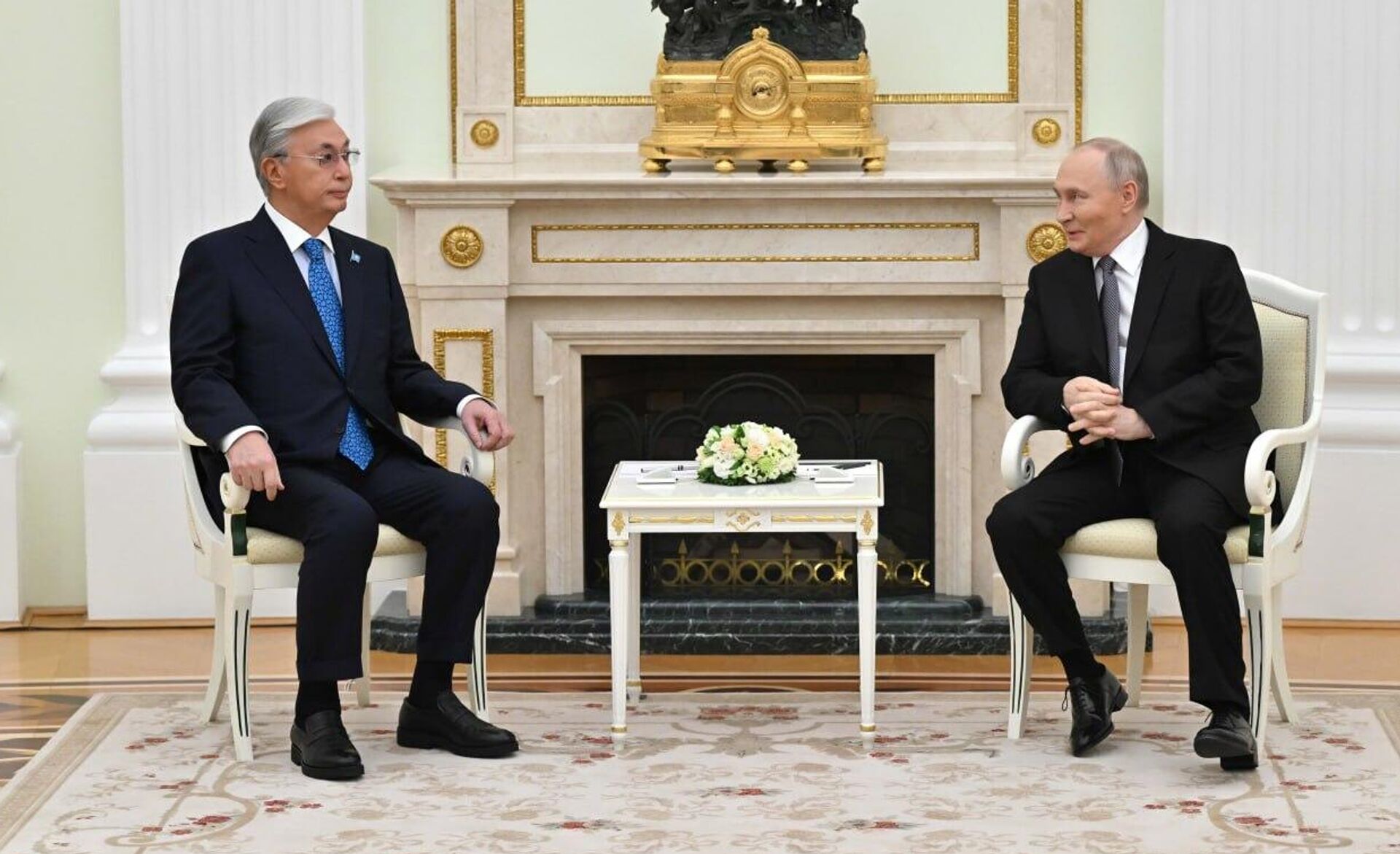 Касым-Жомарт Токаев и Владимир Путин провели неформальную встречу в Москве - Sputnik Қазақстан, 1920, 12.11.2025