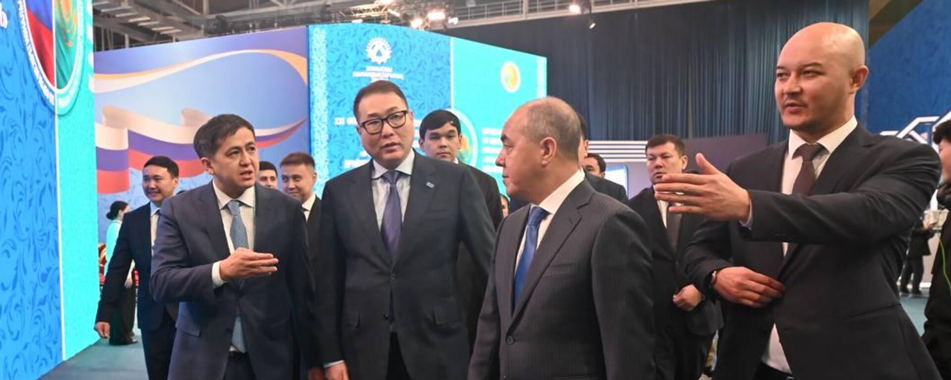 Министр торговли и интеграции Казахстана Арман Шаккалиев на XXI Форуме межрегионального сотрудничества Казахстана и России в Уральске - Sputnik Казахстан, 1920, 25.11.2025