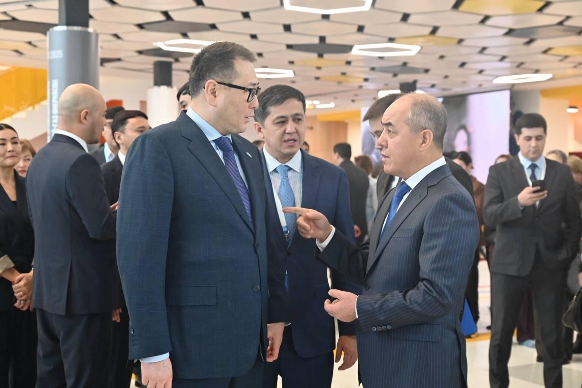 Министр торговли и интеграции Казахстана Арман Шаккалиев на XXI Форуме межрегионального сотрудничества Казахстана и России в Уральске - Sputnik Казахстан, 1920, 12.11.2025