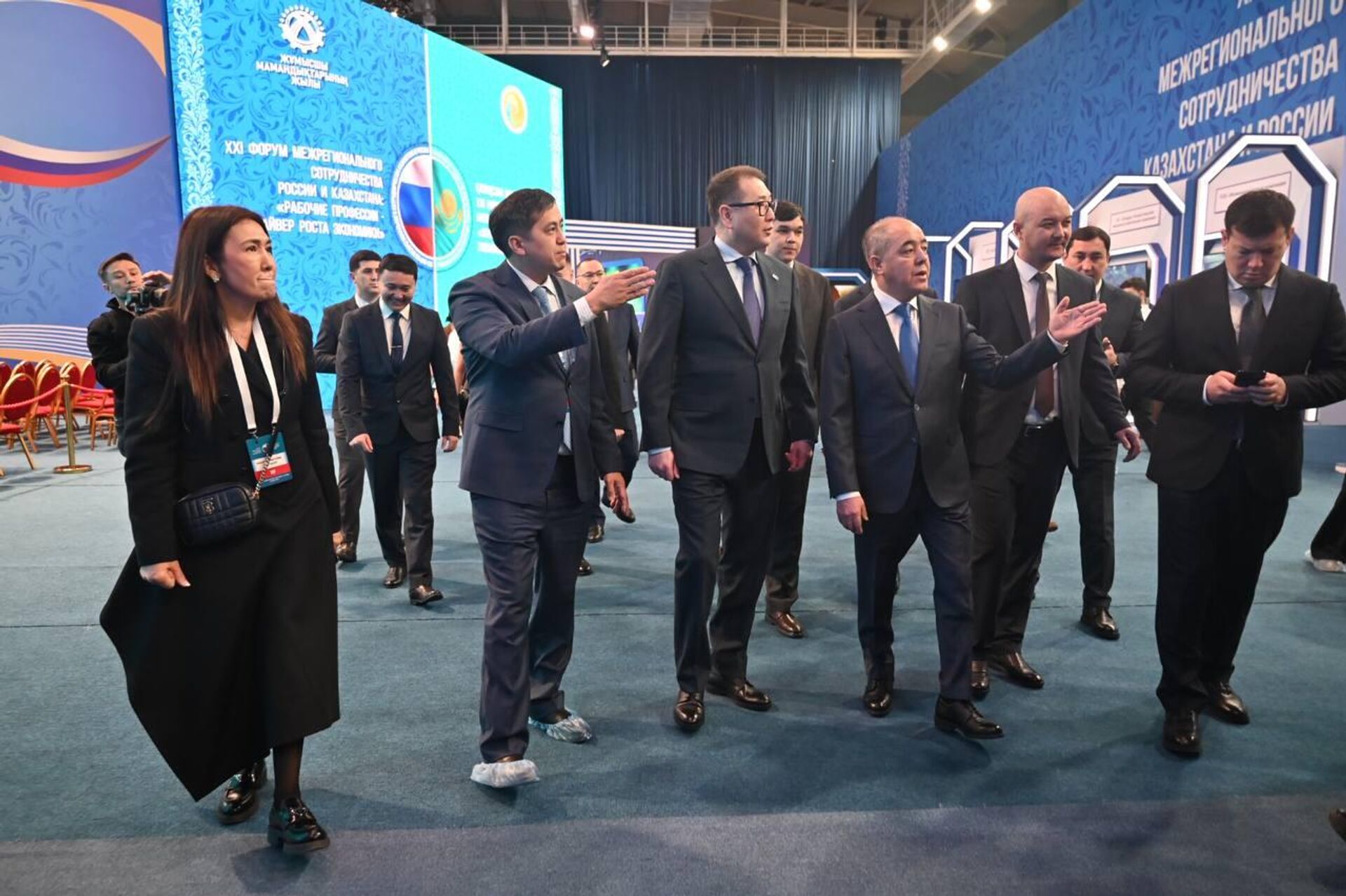 Министр торговли и интеграции Казахстана Арман Шаккалиев на XXI Форуме межрегионального сотрудничества Казахстана и России в Уральске - Sputnik Казахстан, 1920, 12.11.2025