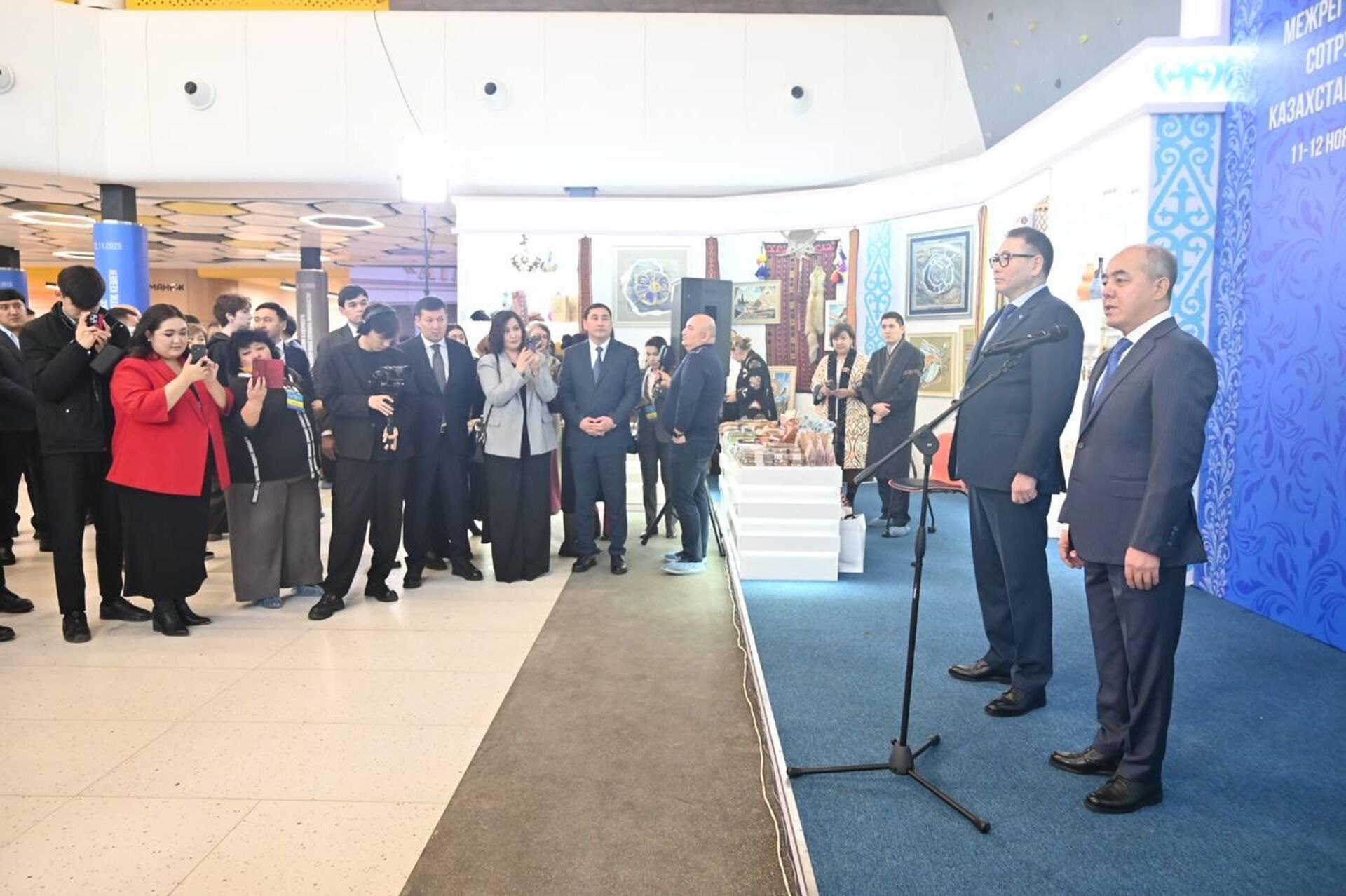 Министр торговли и интеграции Казахстана Арман Шаккалиев на XXI Форуме межрегионального сотрудничества Казахстана и России в Уральске - Sputnik Қазақстан, 1920, 12.11.2025