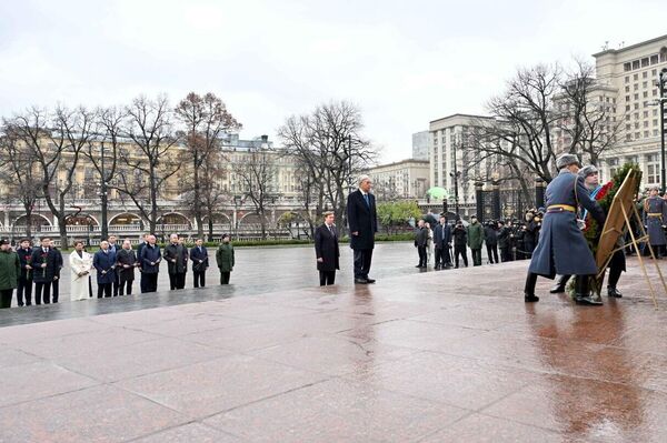 Мемлекет басшысы Белгісіз жауынгер бейіті ескерткіш мемориалына гүл шоғын қойды - Sputnik Казахстан