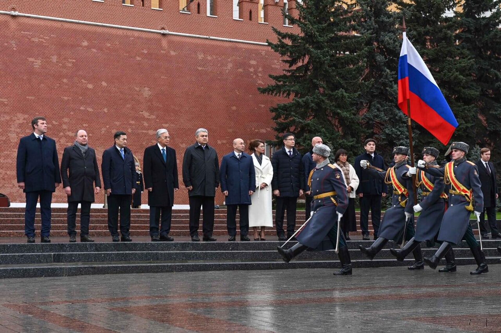 Мемлекет басшысы Белгісіз жауынгер бейіті ескерткіш мемориалына гүл шоғын қойды - Sputnik Қазақстан, 1920, 12.11.2025