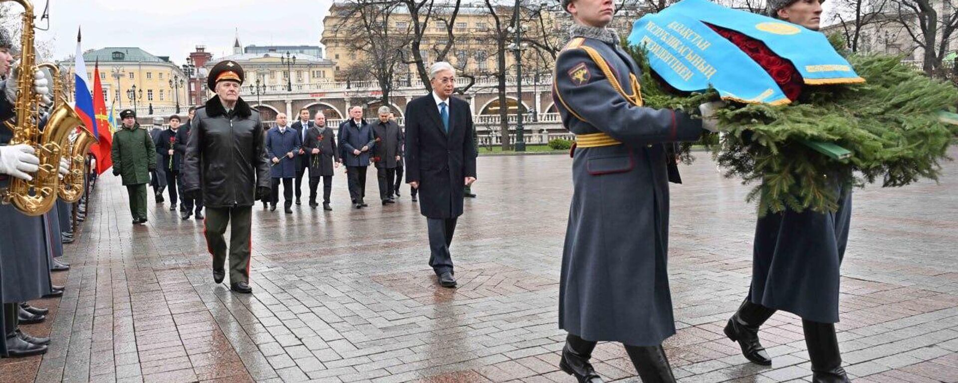Мемлекет басшысы Белгісіз жауынгер бейіті ескерткіш мемориалына гүл шоғын қойды - Sputnik Қазақстан, 1920, 12.11.2025