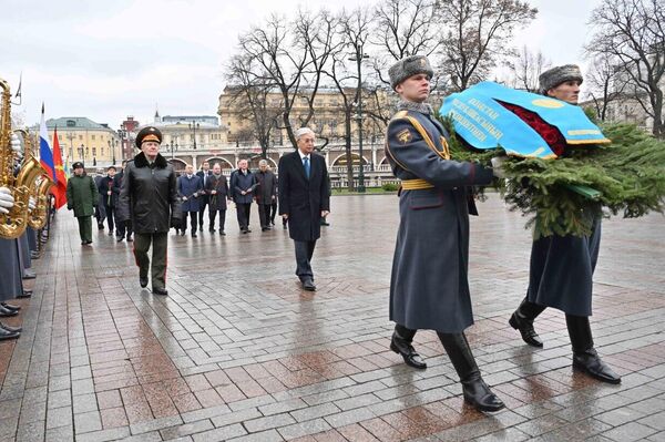Мемлекет басшысы Белгісіз жауынгер бейіті ескерткіш мемориалына гүл шоғын қойды - Sputnik Казахстан