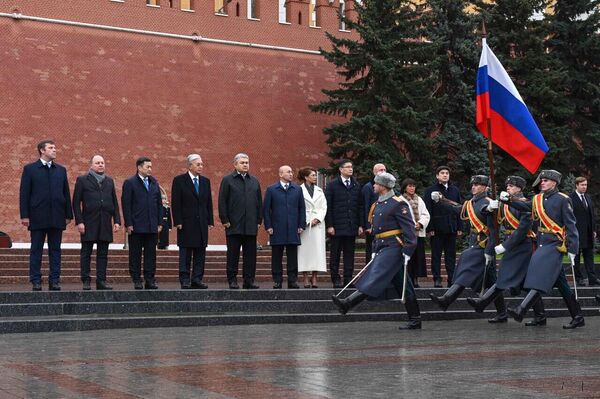 Токаев возложил цветы к памятнику-мемориалу Могила неизвестного солдата - Sputnik Казахстан