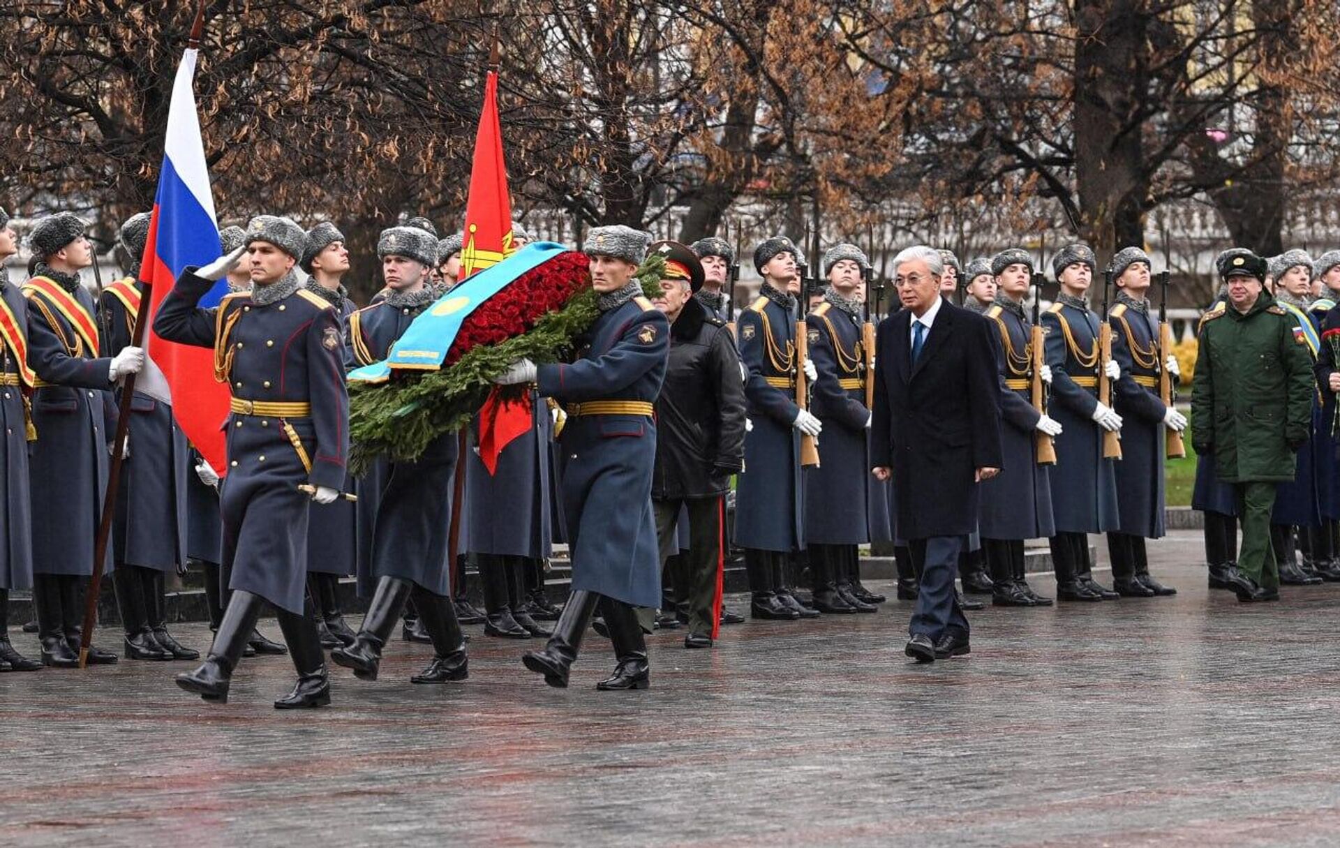 Токаев возложил цветы к памятнику-мемориалу Могила неизвестного солдата - Sputnik Казахстан, 1920, 12.11.2025