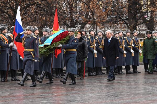 Токаев возложил цветы к памятнику-мемориалу Могила неизвестного солдата - Sputnik Казахстан