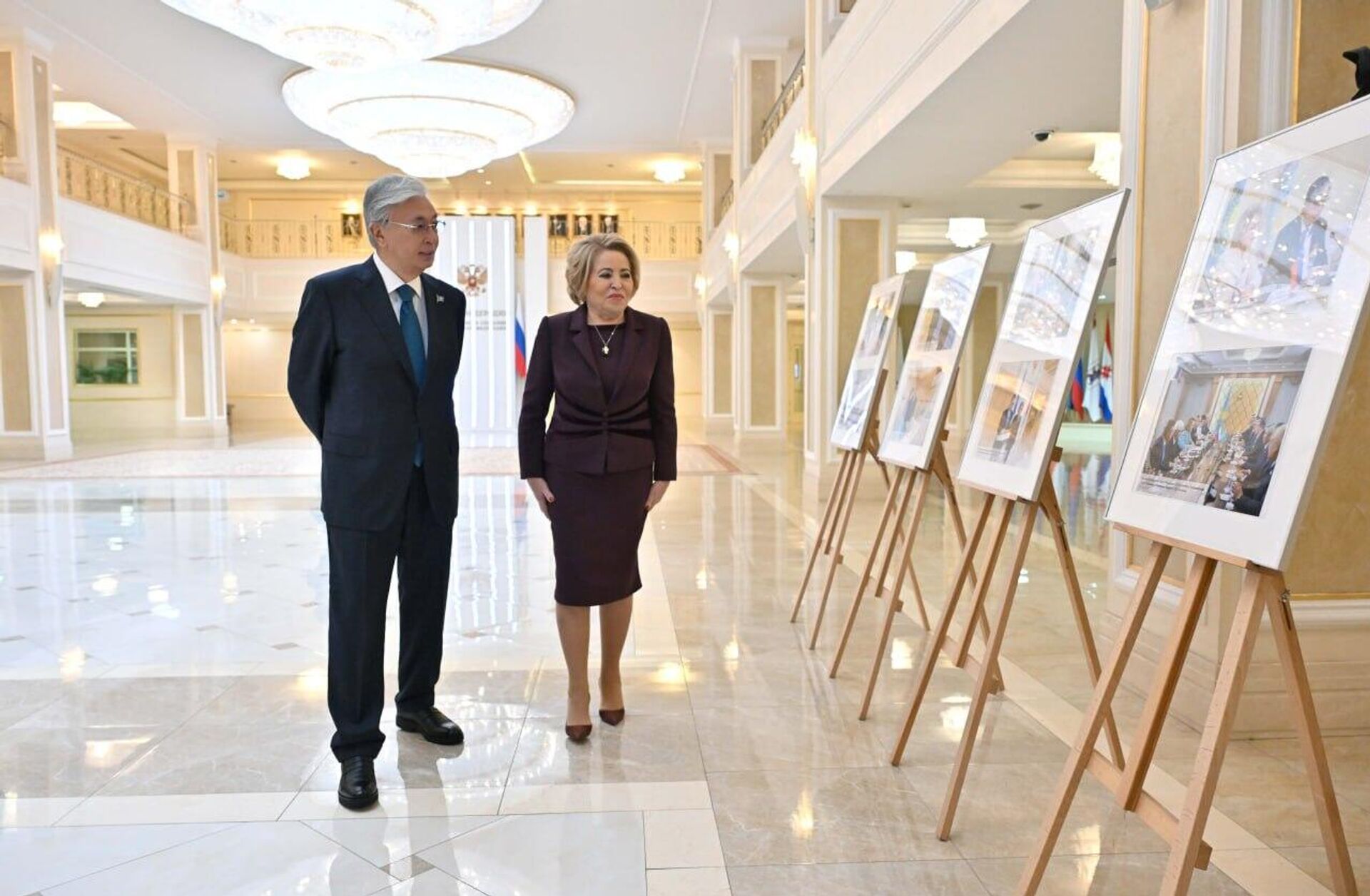 Қасым-Жомарт Тоқаев пен Валентина Матвиенко екі елдің мемлекетаралық және парламентаралық қарым-қатынасына арналған фотокөрмені тамашалады - Sputnik Қазақстан, 1920, 12.11.2025